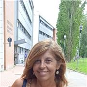 Insegnante di scuola primaria impartisce ripetizioni ad alunni di scuola media